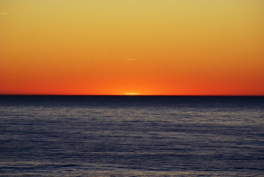 Fotografía de paisaje del amanecer junto a la playa