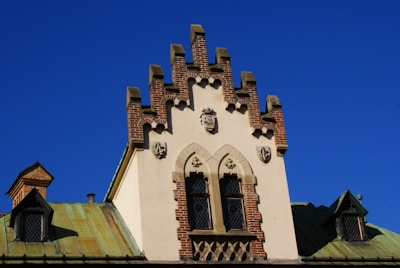 Akademik szkolny z drewnianą konstrukcją i czterospadowym dachem.