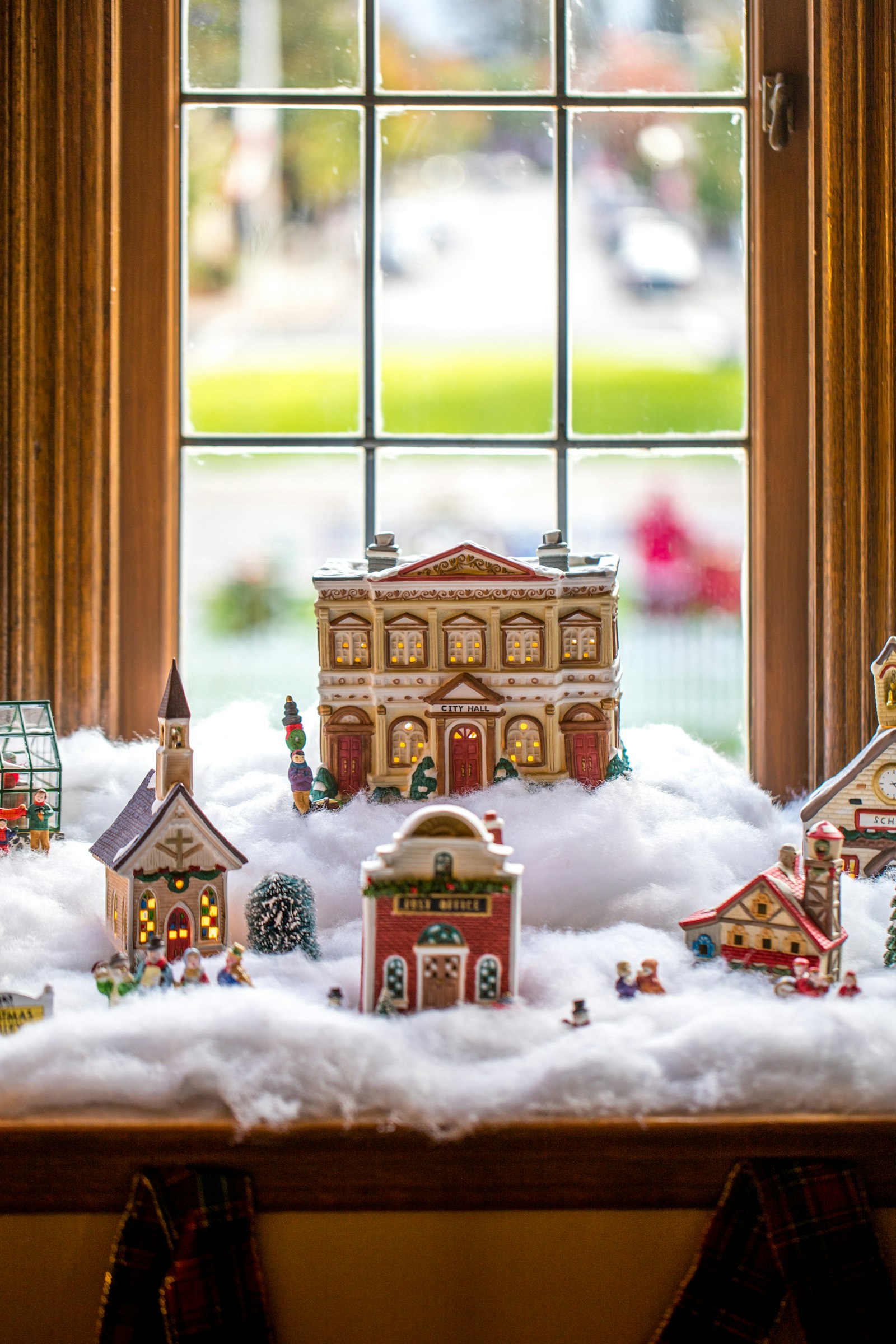 Canon EOS 5D Mark IV + Canon EF 100mm F2.8L Macro IS USM sample photo. Ceramic christmas village displayed photography