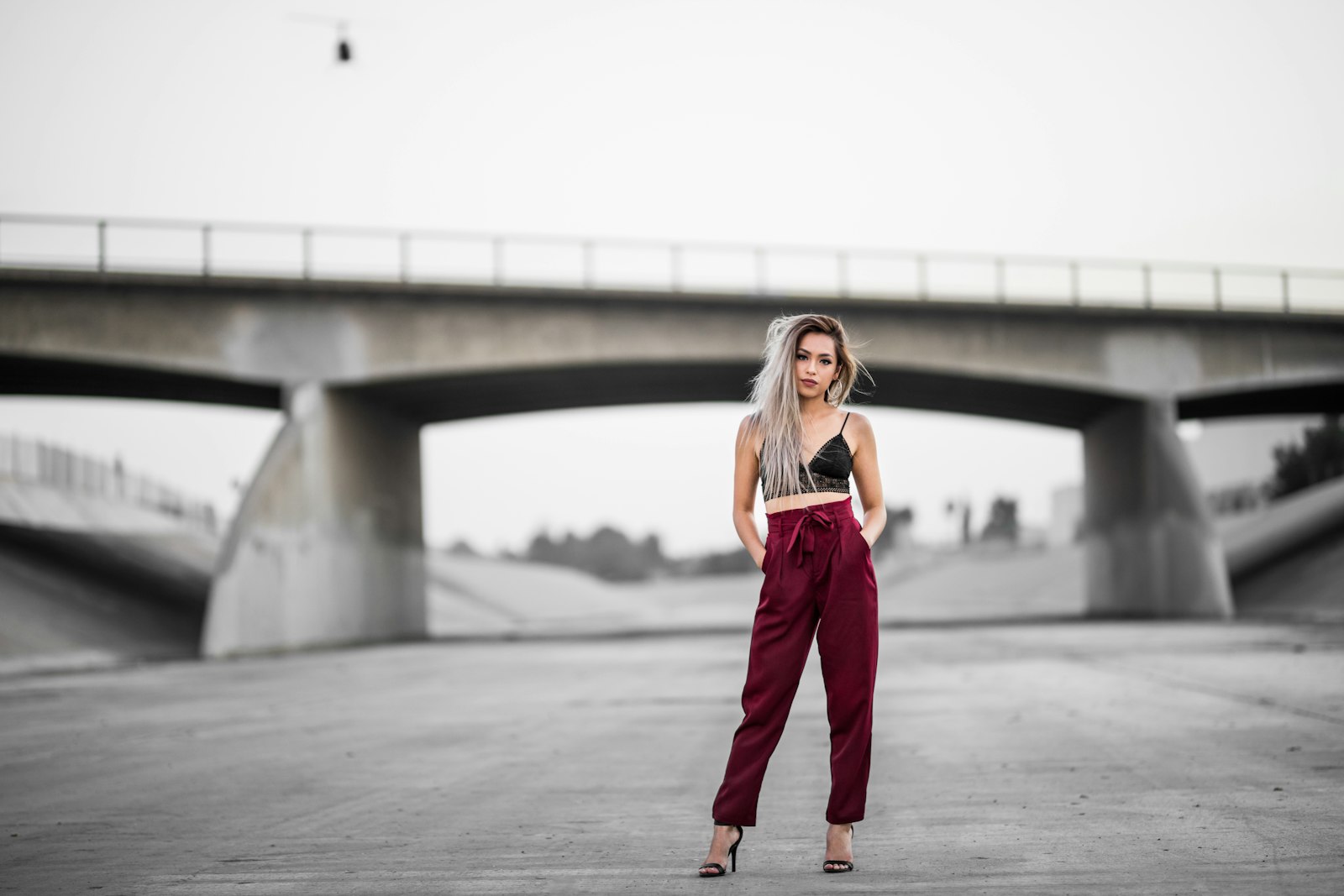 Canon EOS 5D Mark IV + Sigma 85mm F1.4 DG HSM Art sample photo. Woman standing near bridge photography