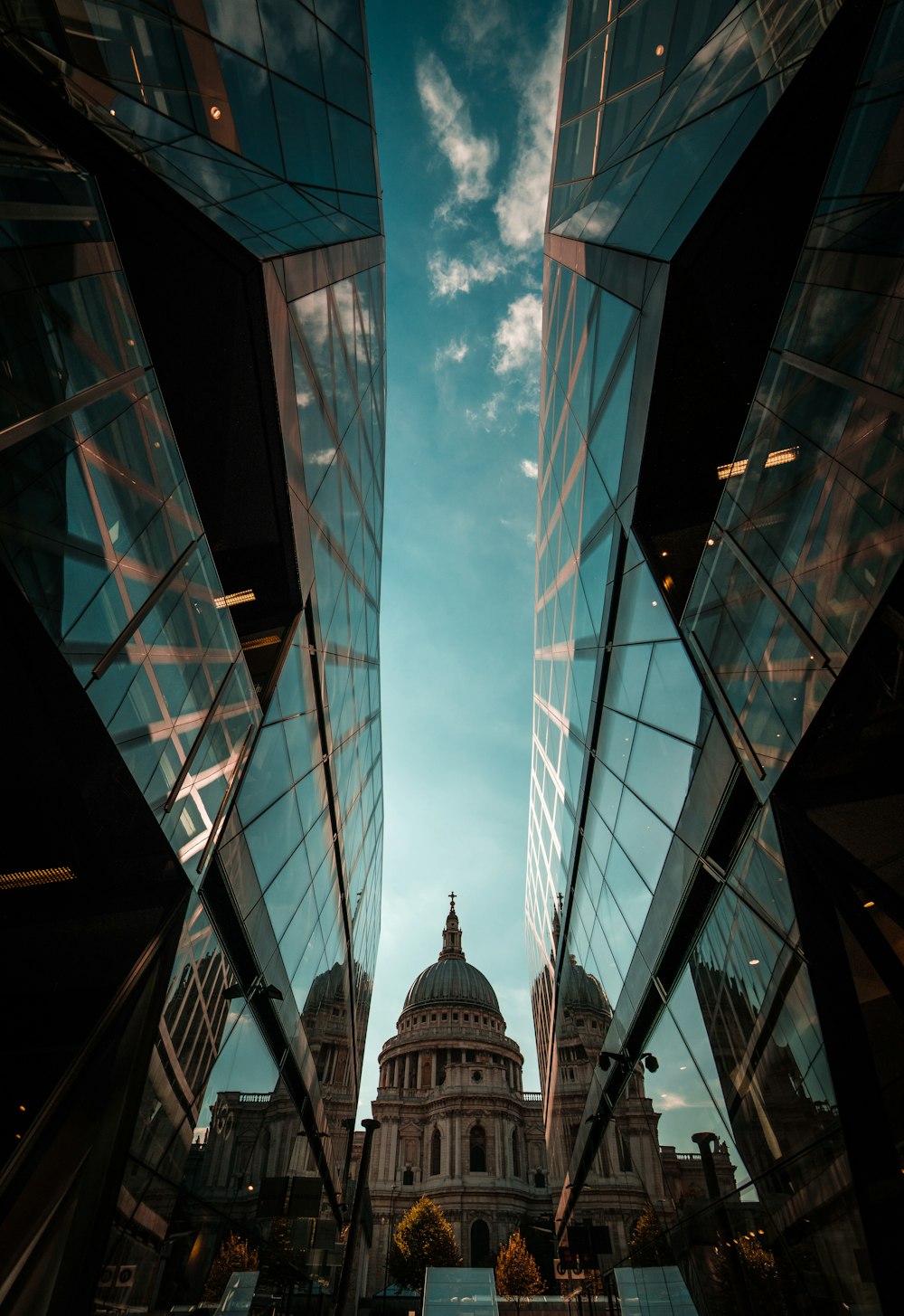 Photographie en contre-plongée d’un bâtiment en verre pendant la journée