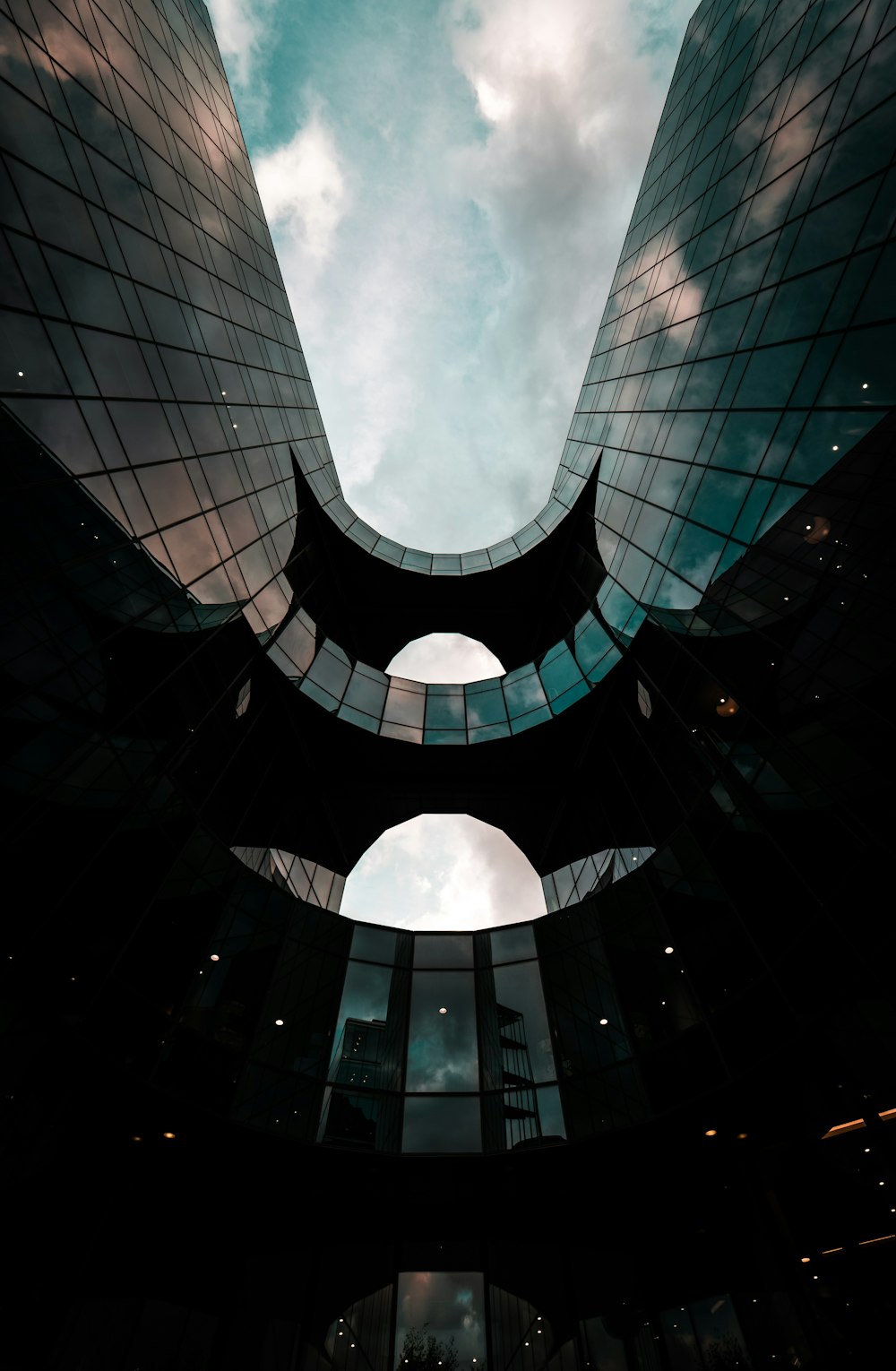 Fotografía de ángulo bajo de la estructura arquitectónica durante el día
