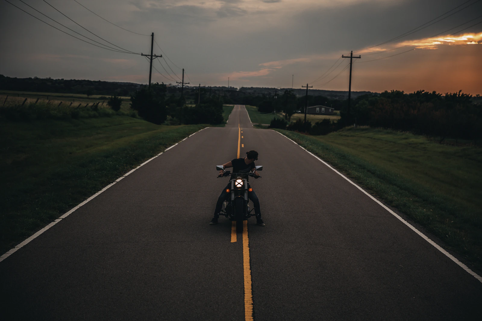 Moto au coucher du soleil — inspection et achat d'une moto d'occasion