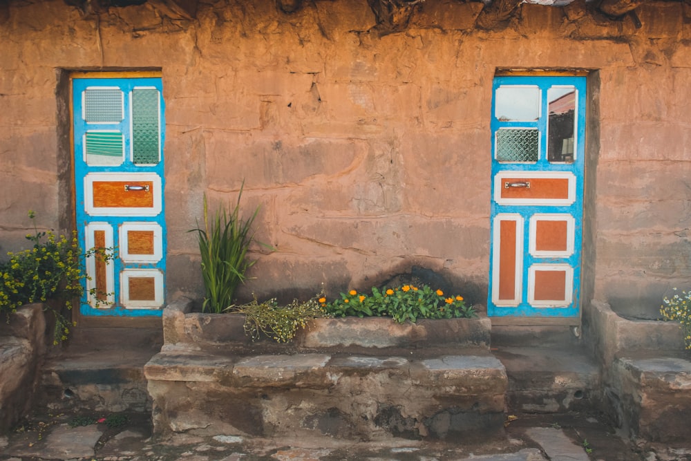 deux portes bleues de maison en béton