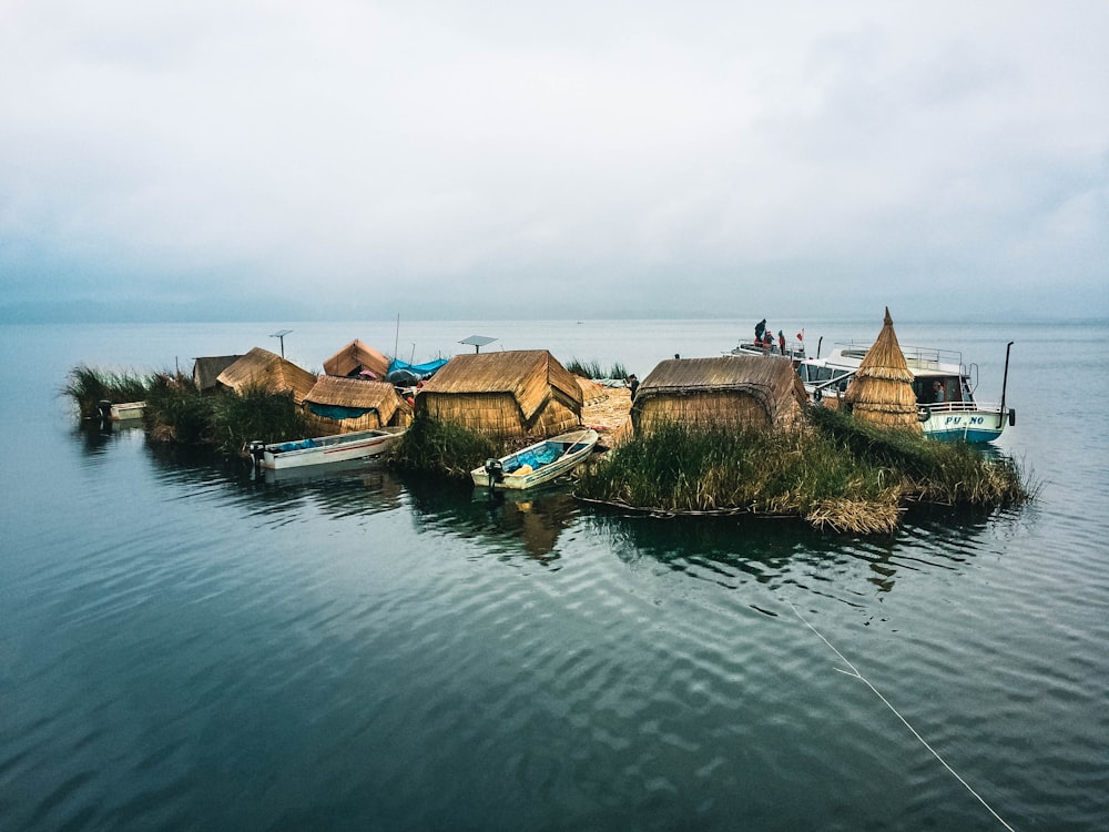 maisons entre les plans d’eau