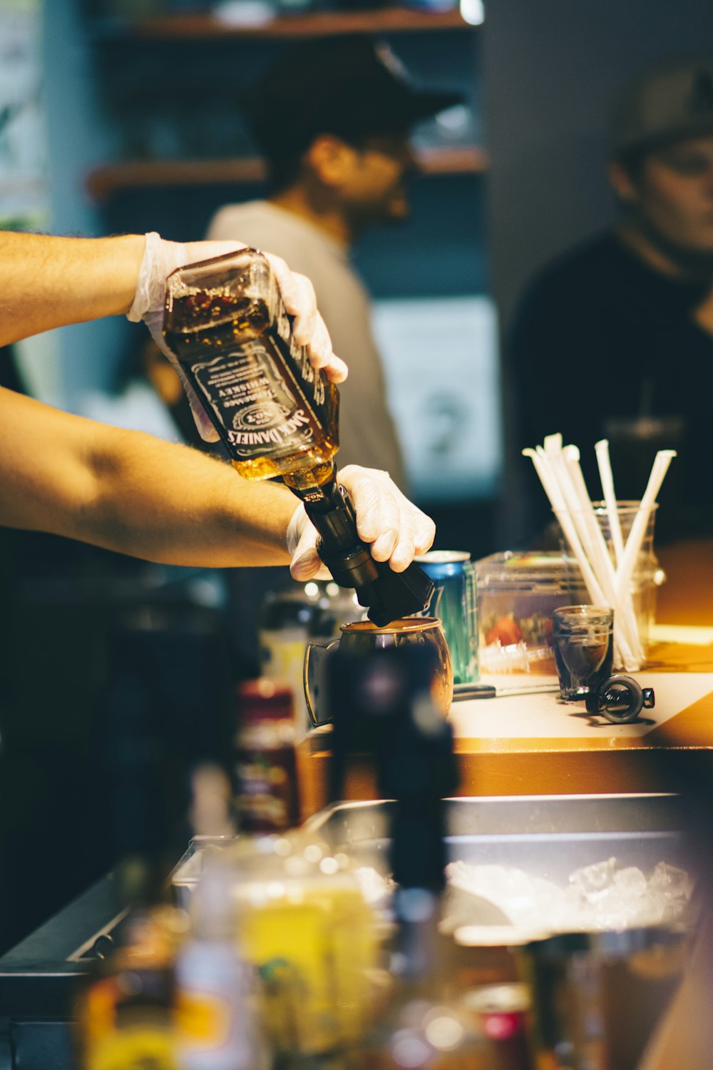 Persona sosteniendo una botella con etiqueta negra