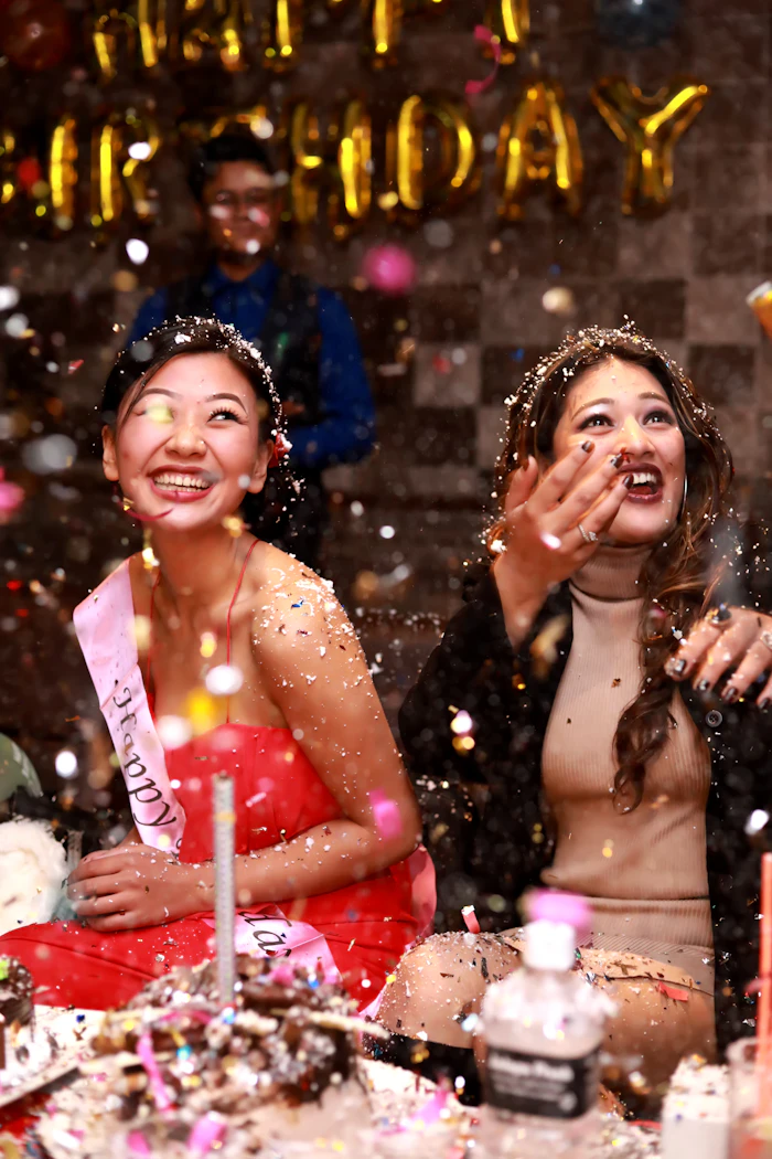 Amigas comemorando com confete em uma festa