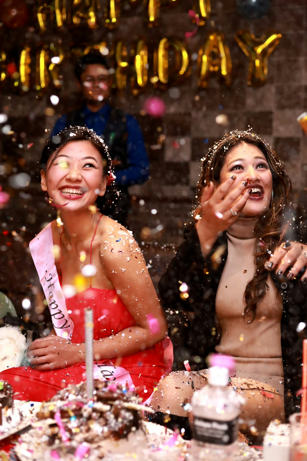 Zeitrafferfotografie von zwei Frauen, die Glitzer spritzen