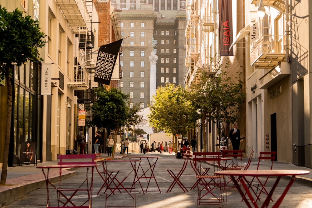 mesas e cadeiras dobráveis de madeira vermelha na rua