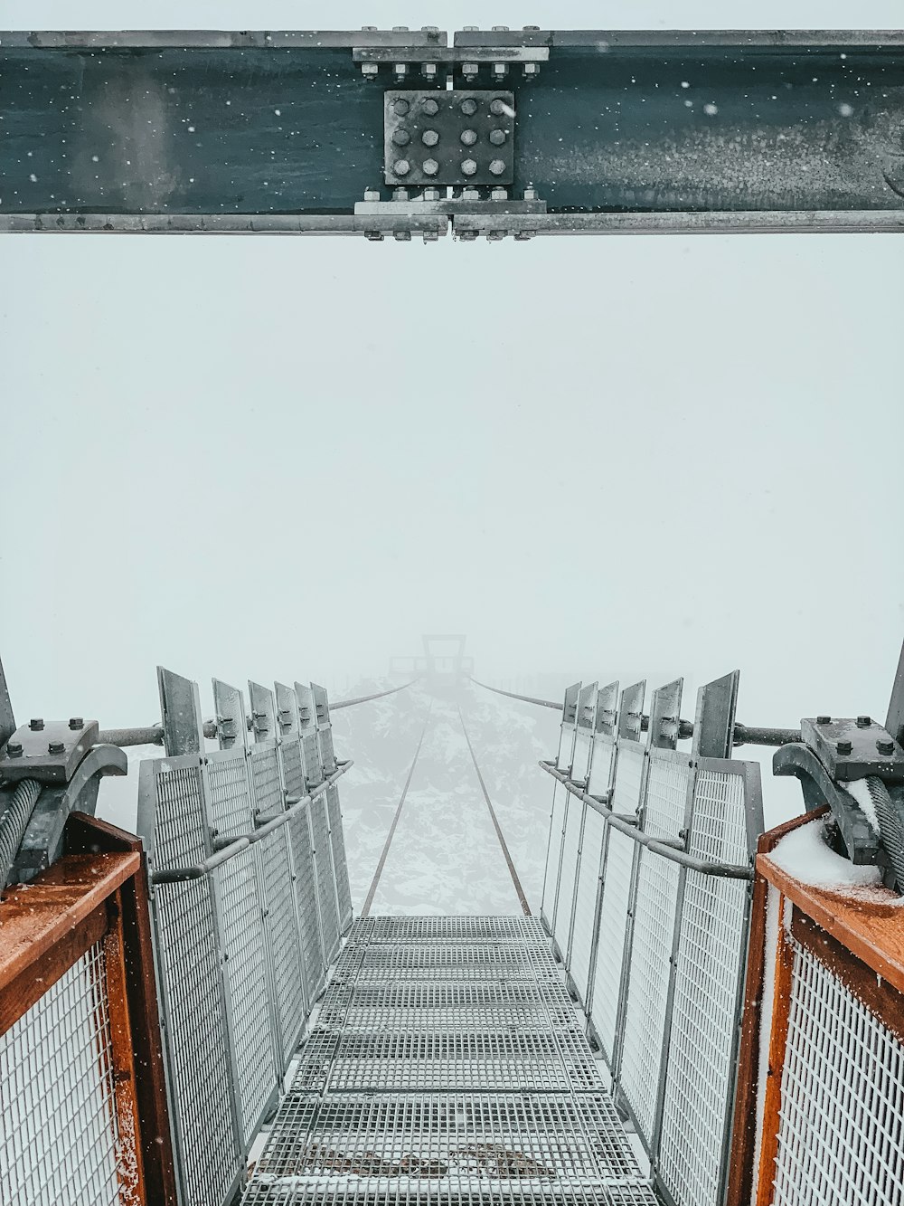 Puente cubierto de niebla
