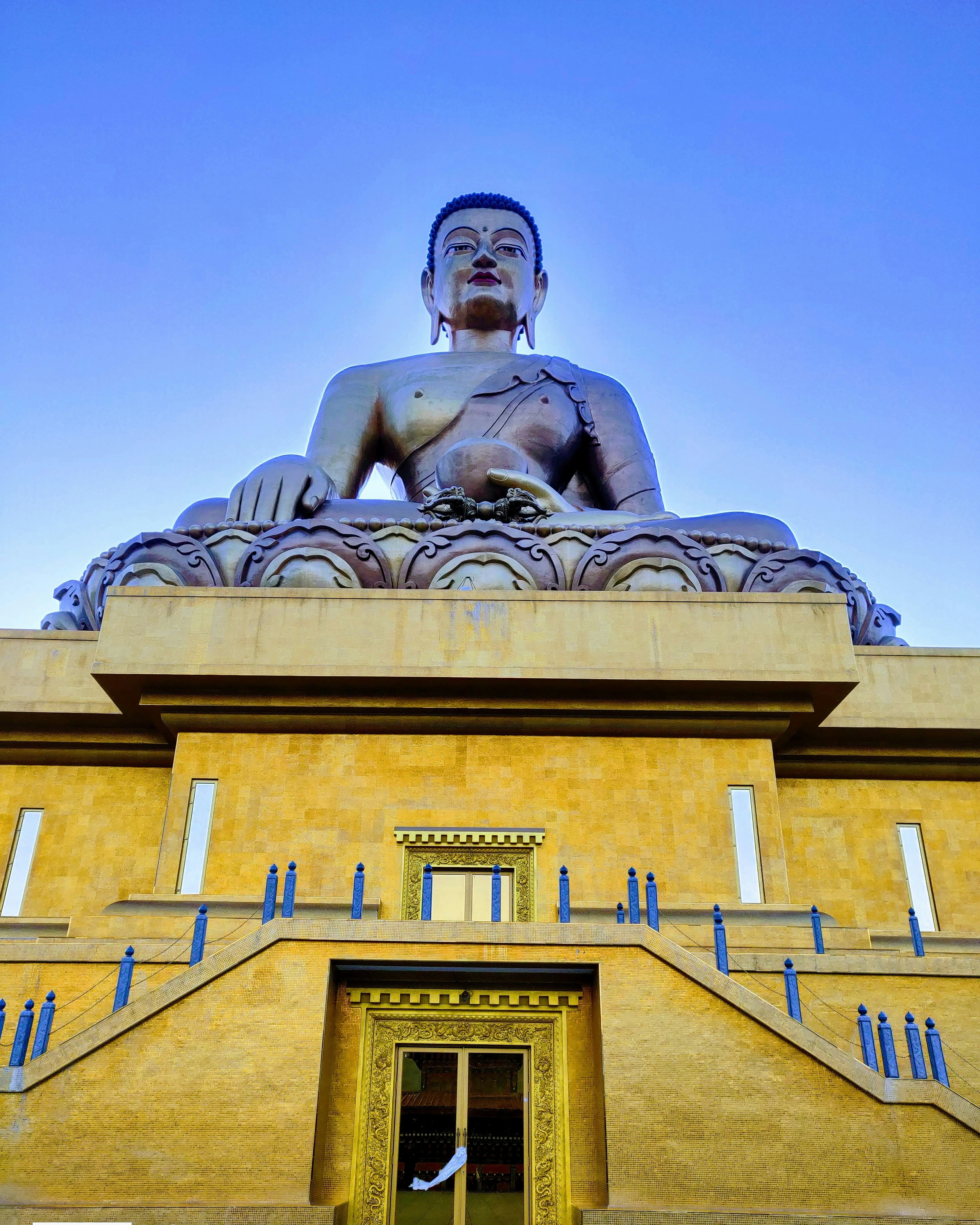 Cadre de lit en bois marron avec ensemble d’édredon blanc et noir