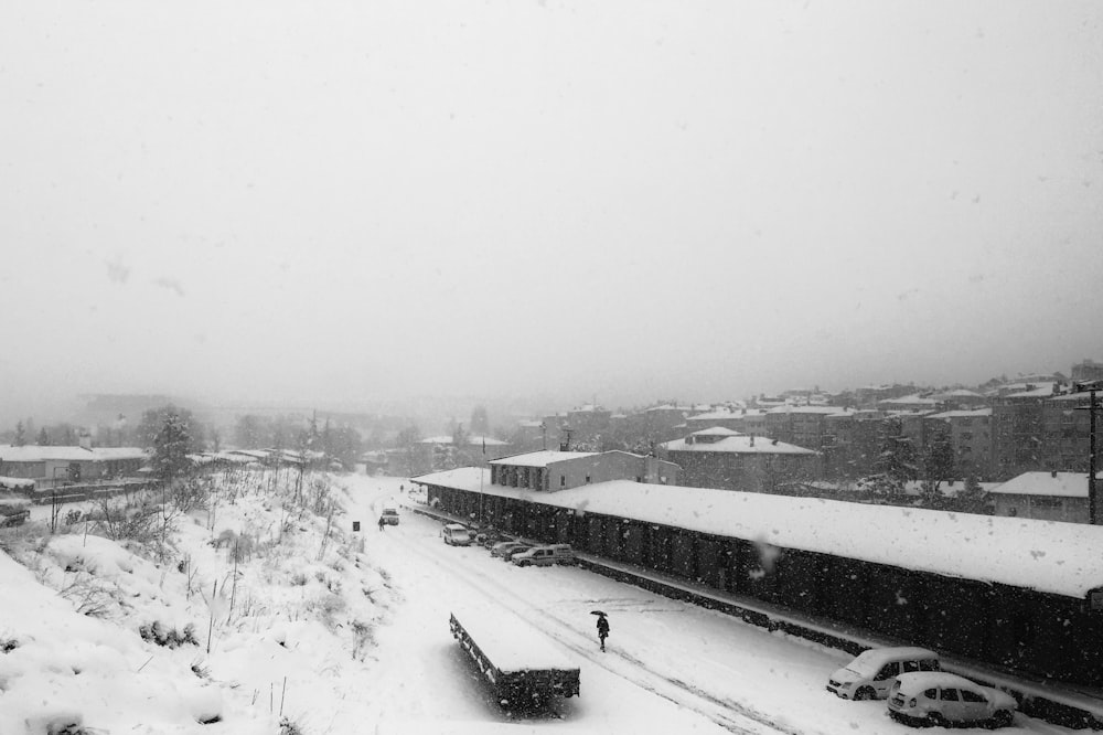 Person, die tagsüber auf dem Schneefeld spazieren geht