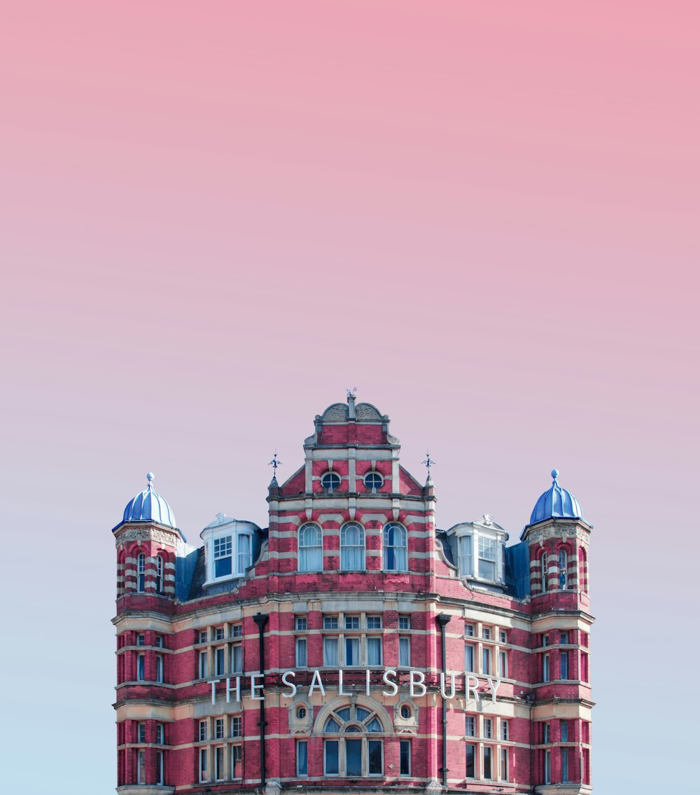 ピンク色の空に映えるソールズベリーの建物