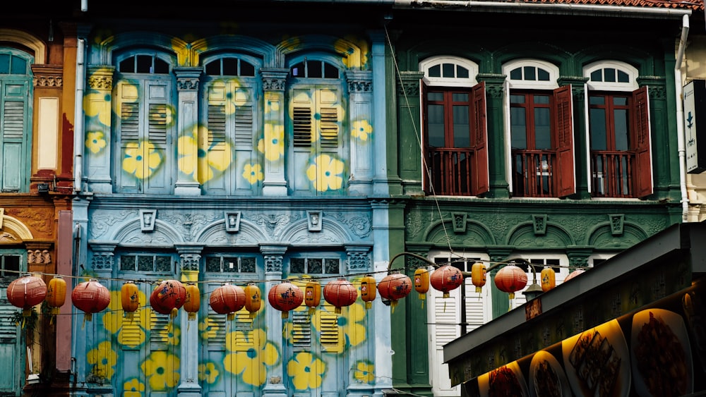 Edificio de hormigón verde y azul