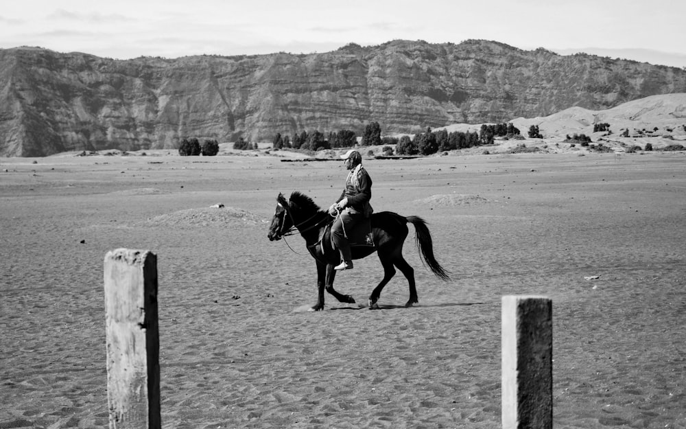 Photographie en niveaux de gris de l’équitation à cheval
