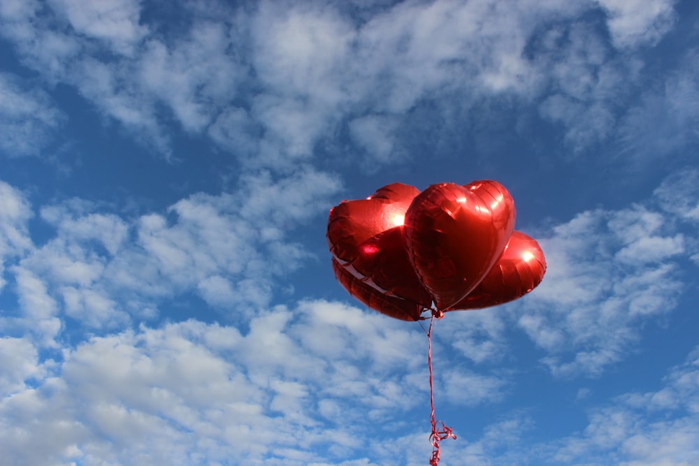 balões de coração vermelho