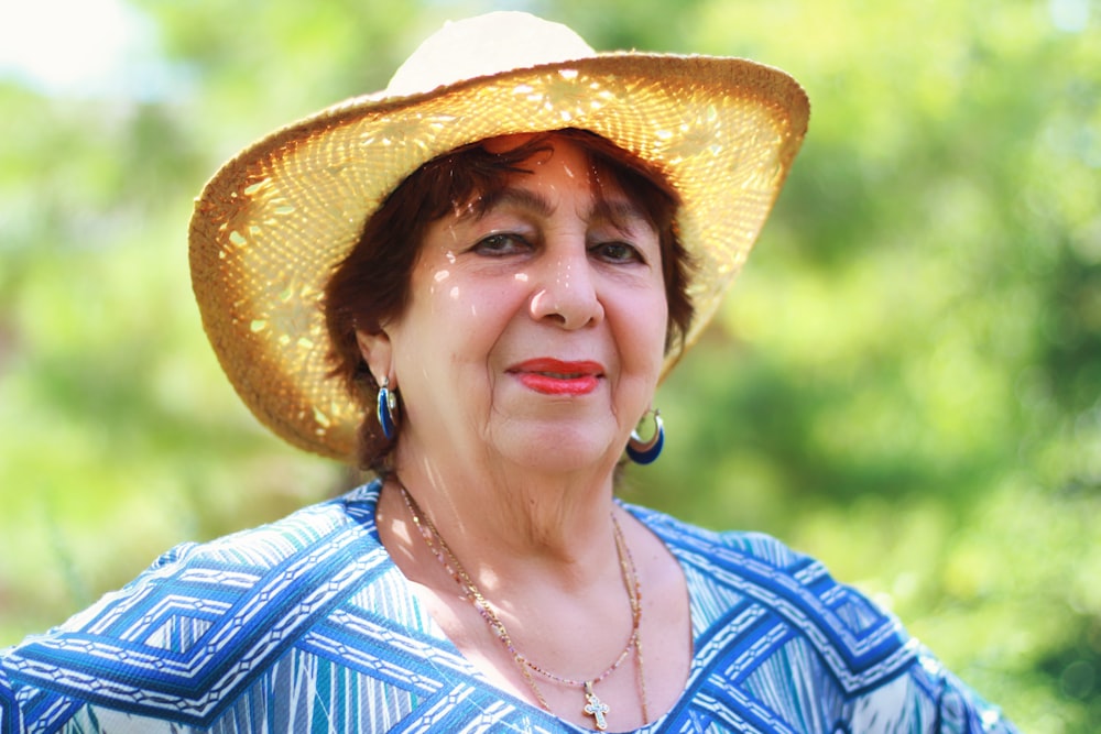 Mujer con sombrero de paja marrón