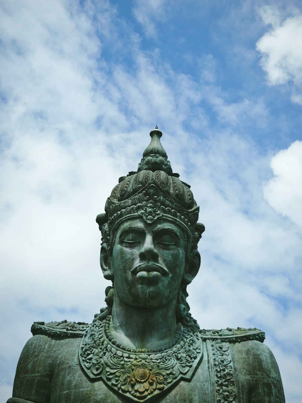 statue religieuse masculine pendant la journée