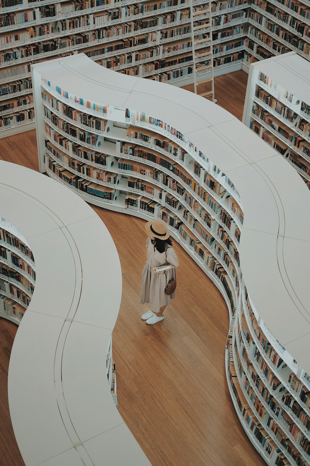 Frau steht auf Buchhandlung