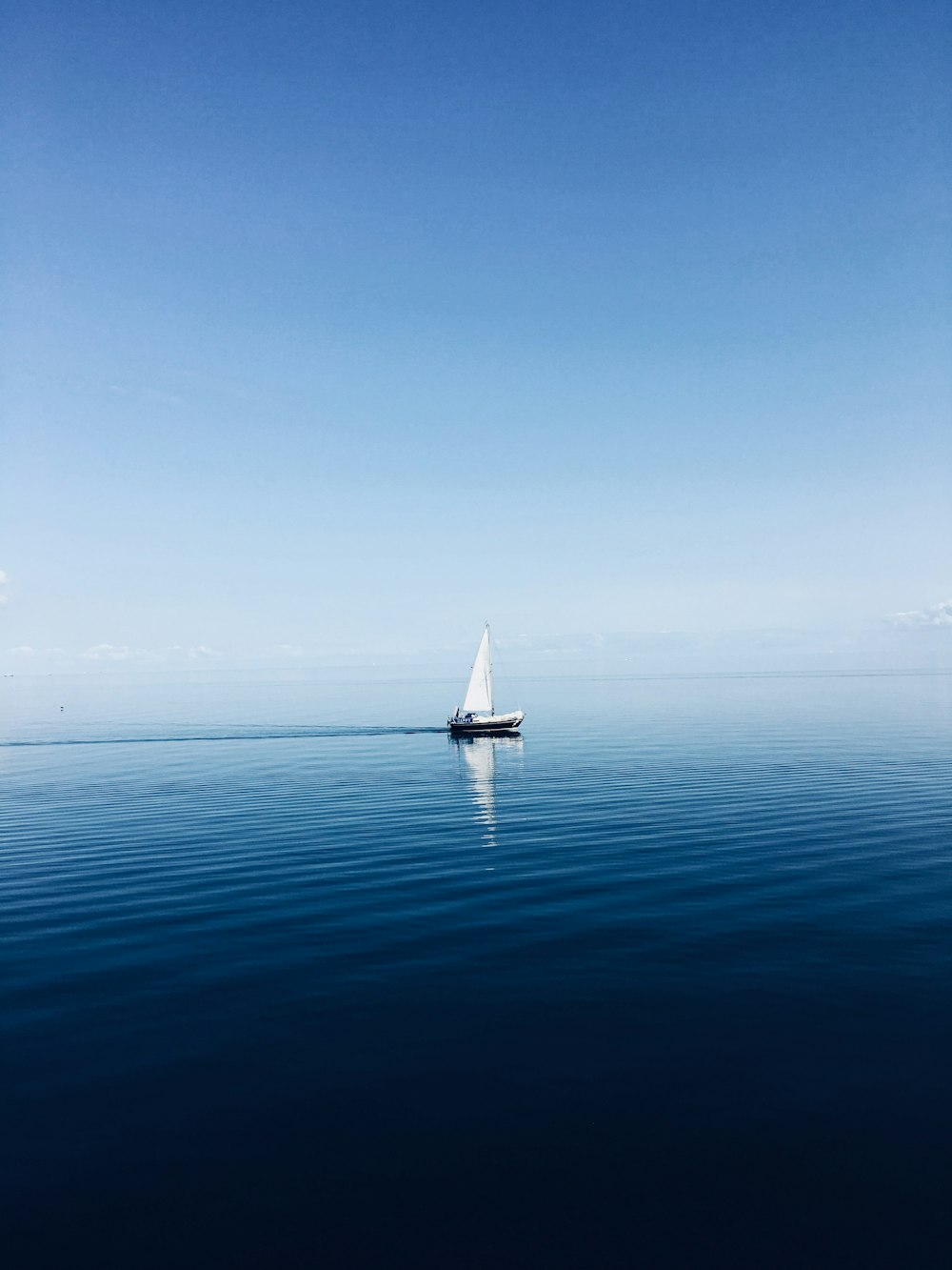 velero blanco en medio del océano