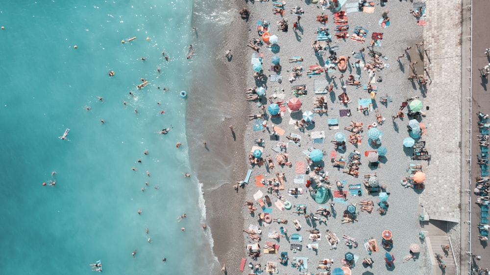 Luftaufnahmen von Menschen am Strand