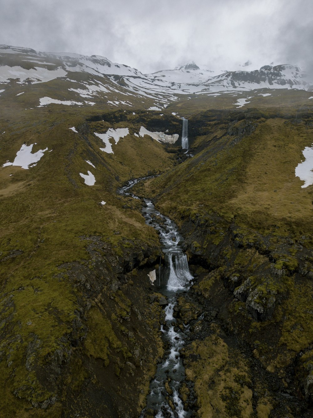 Cascade et rivière entre les collines