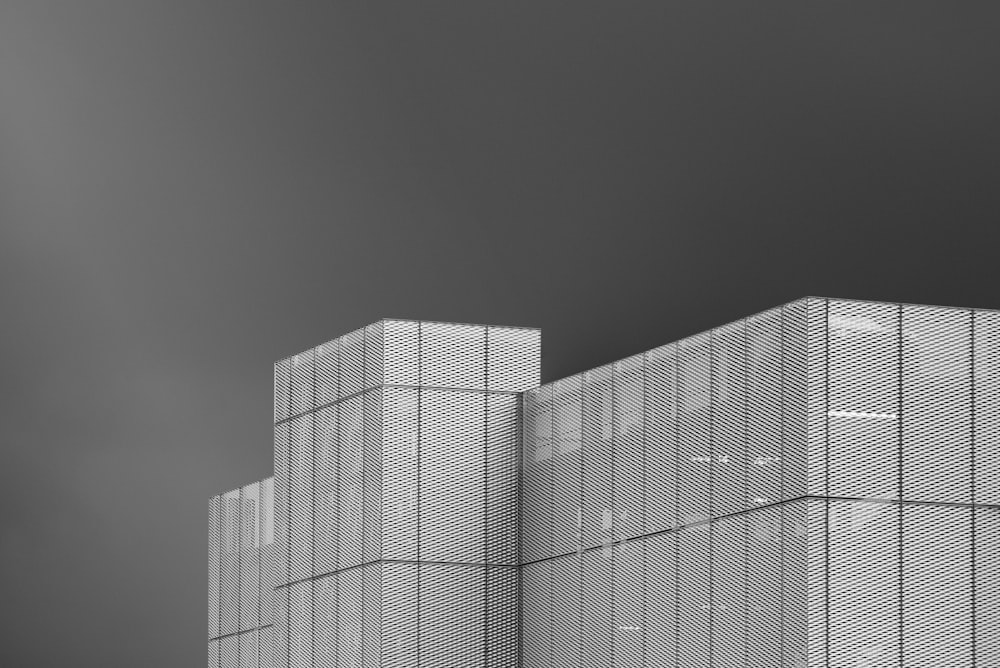edifício alto cinza