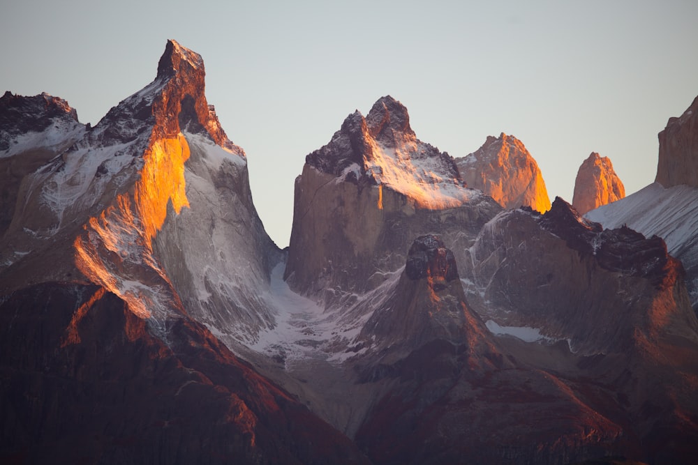 montañas glaciares durante el día