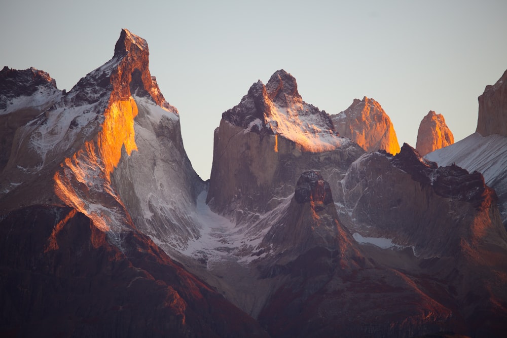 montagne glaciali durante il giorno