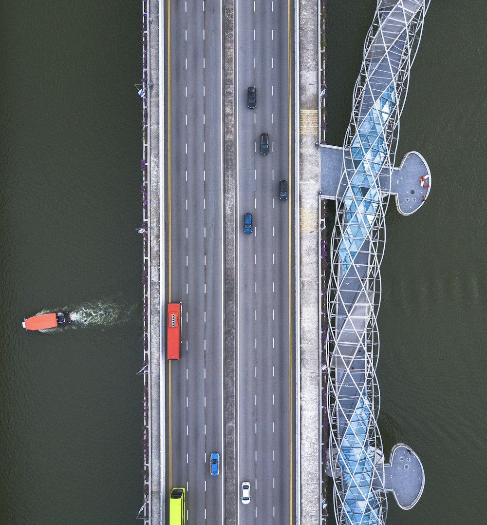Véhicule dans le pont pendant la photographie de vue de dessus de jour