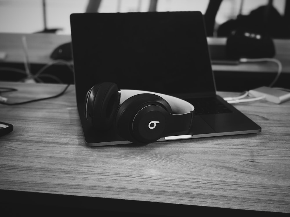 Écouteurs sans fil Beats by Dr. Dre sur ordinateur portable affichant un écran noir