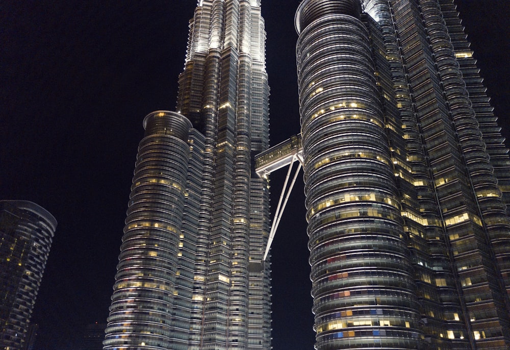 fotografia de baixo ângulo da Torre Petronas
