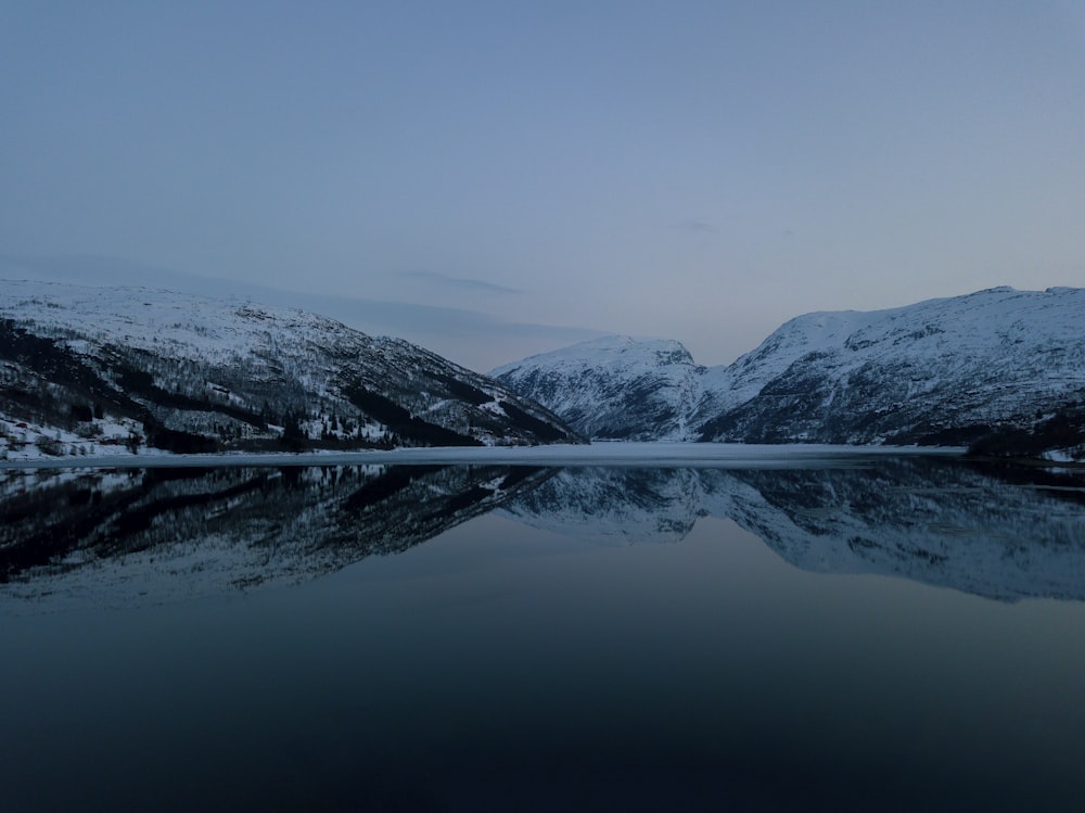 Lago rodeado de montañas