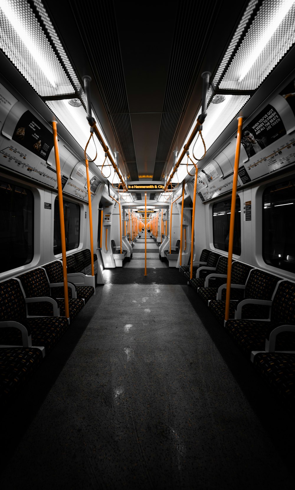 Interior do trem preto e cinza