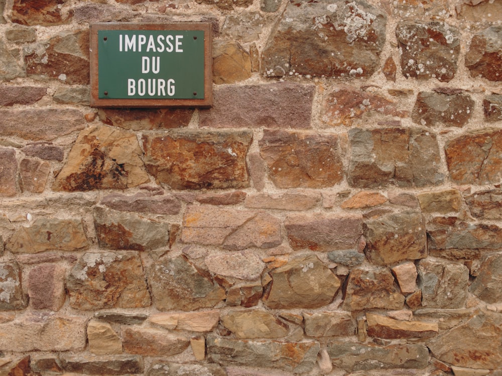 Mur de briques en béton brun