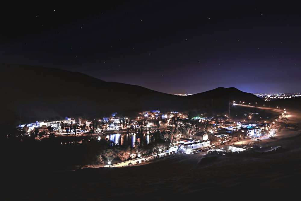 città durante la notte