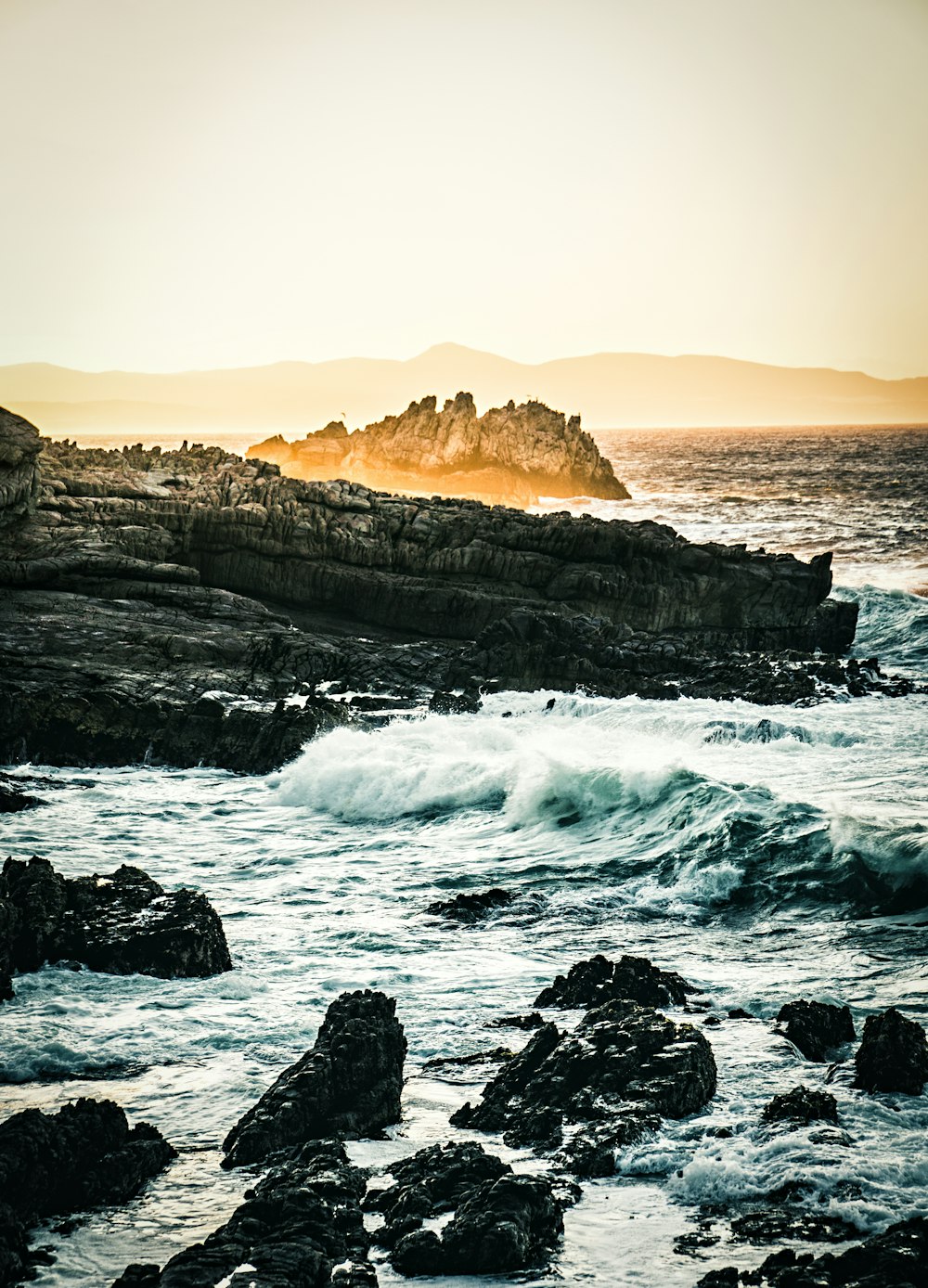 Formation rocheuse entourée par la mer