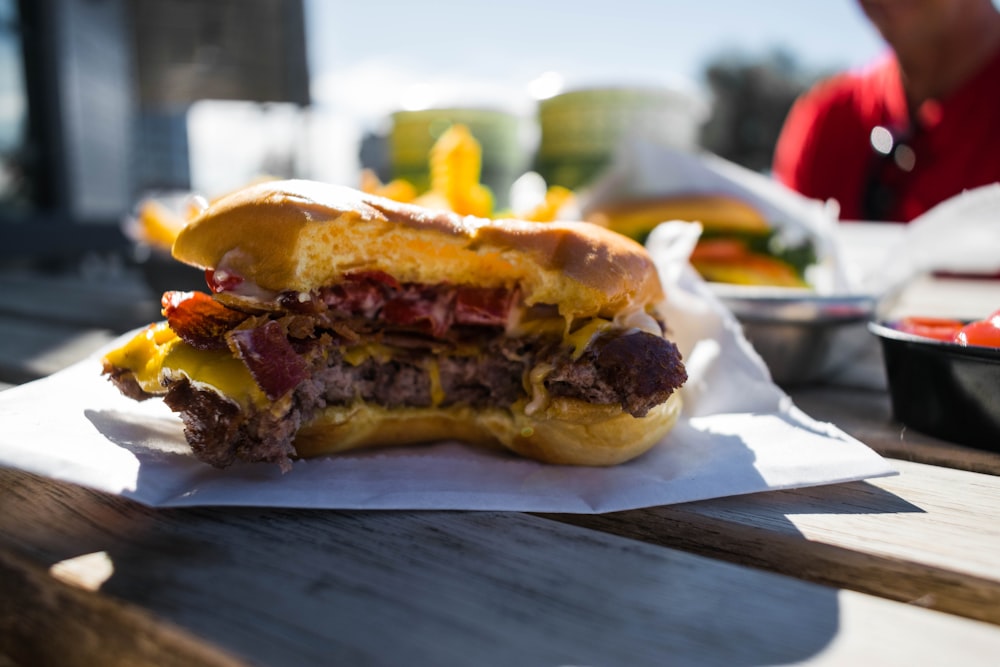 Fotografía de primer plano de hambuger en textil blanco