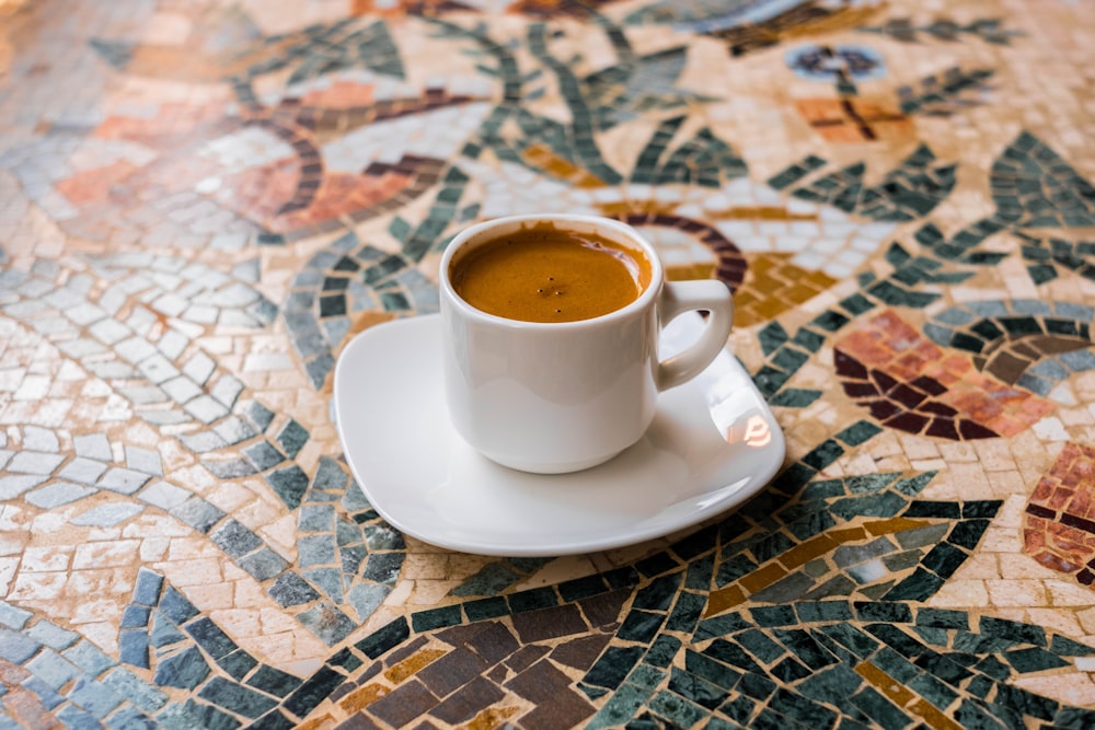 Tasse à thé en céramique avec lattte