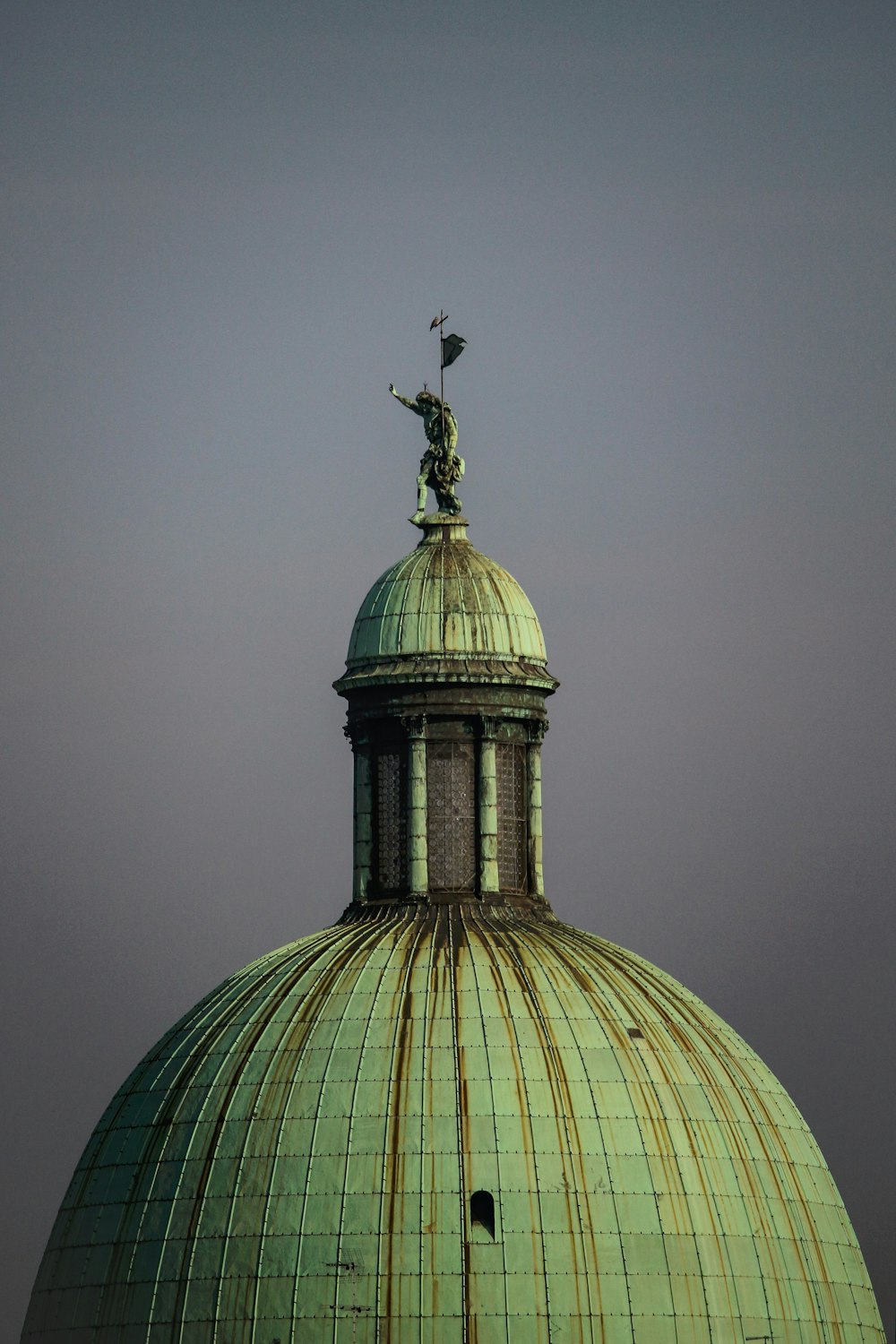 Cúpula verde con remate