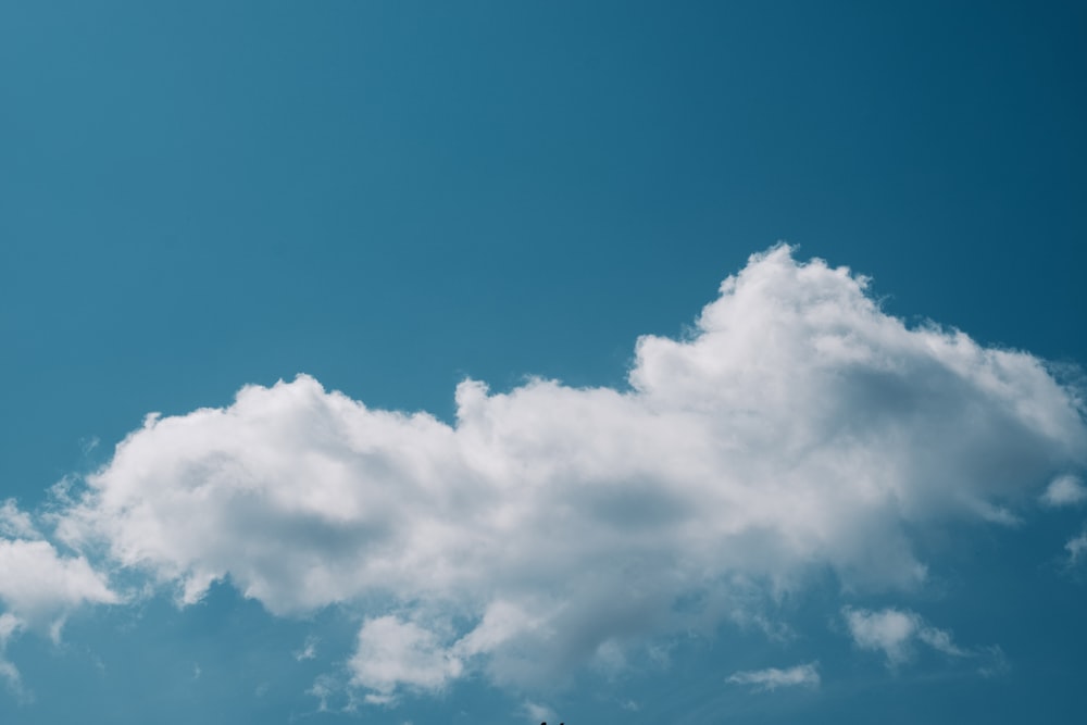 nuages blancs pendant la journée