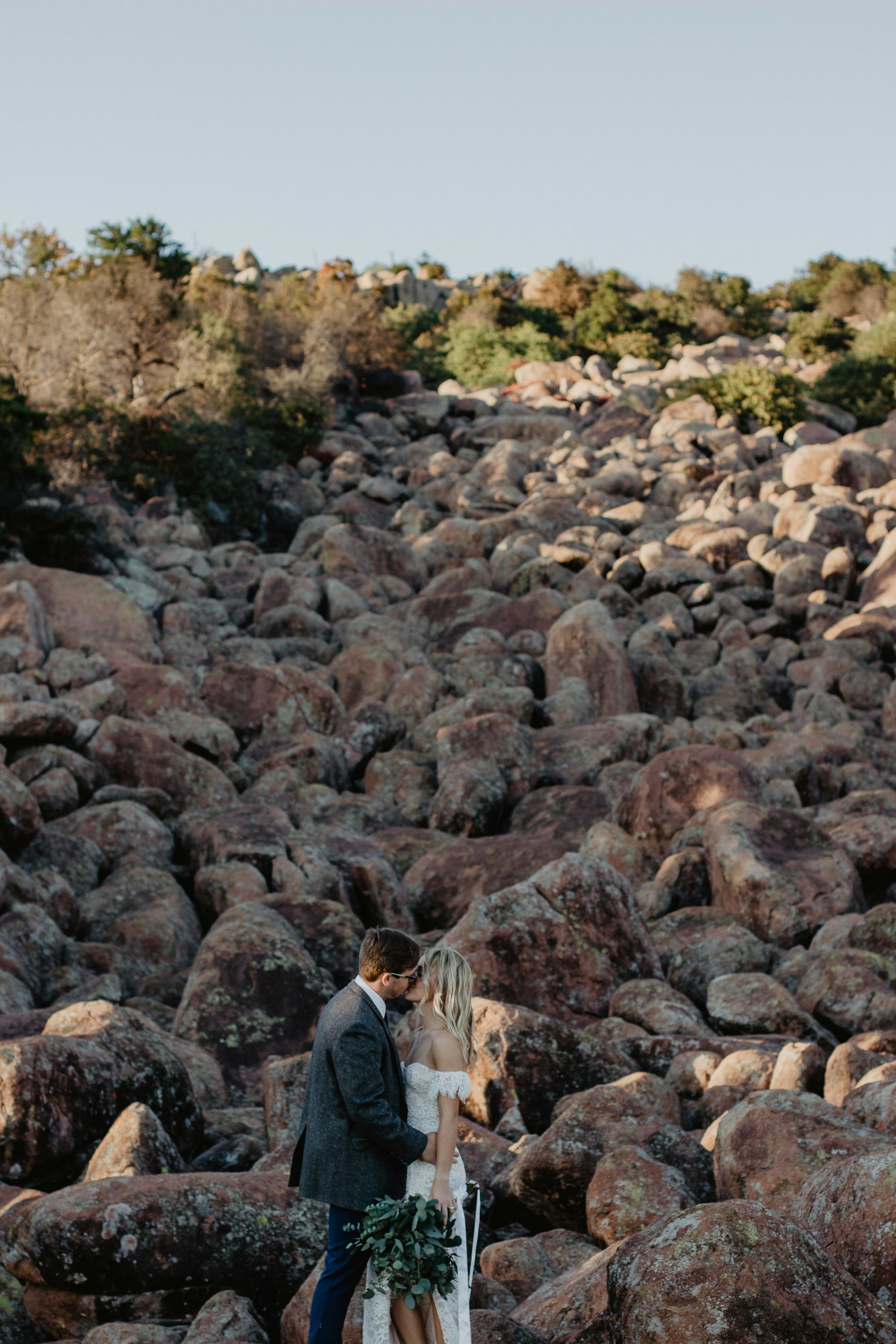 Paar küsst sich im Freien