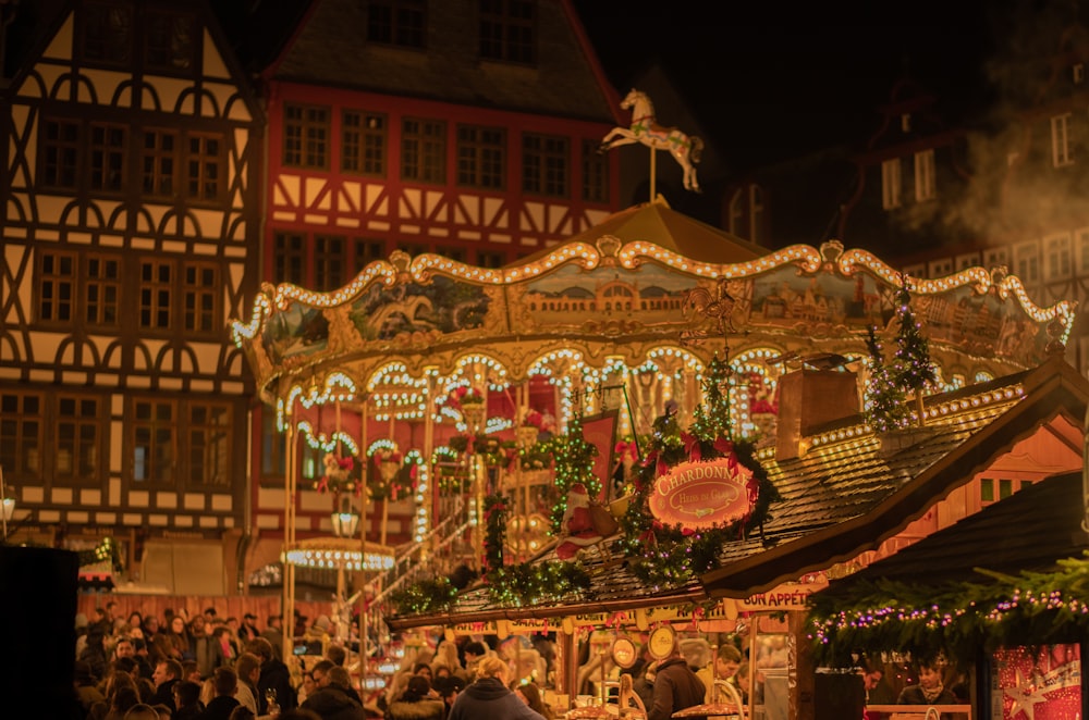 Carrousel avec guirlandes lumineuses