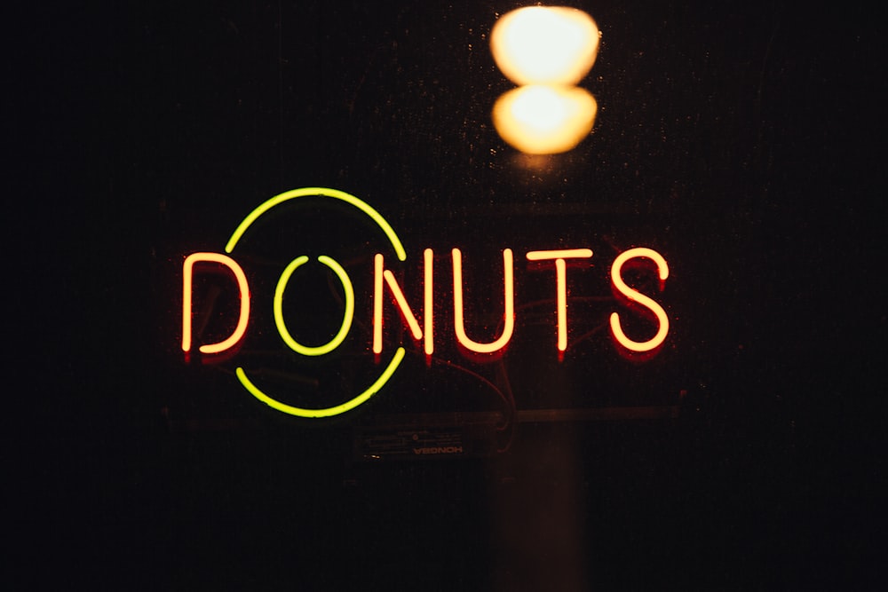 beleuchtete Donuts-Beschilderung