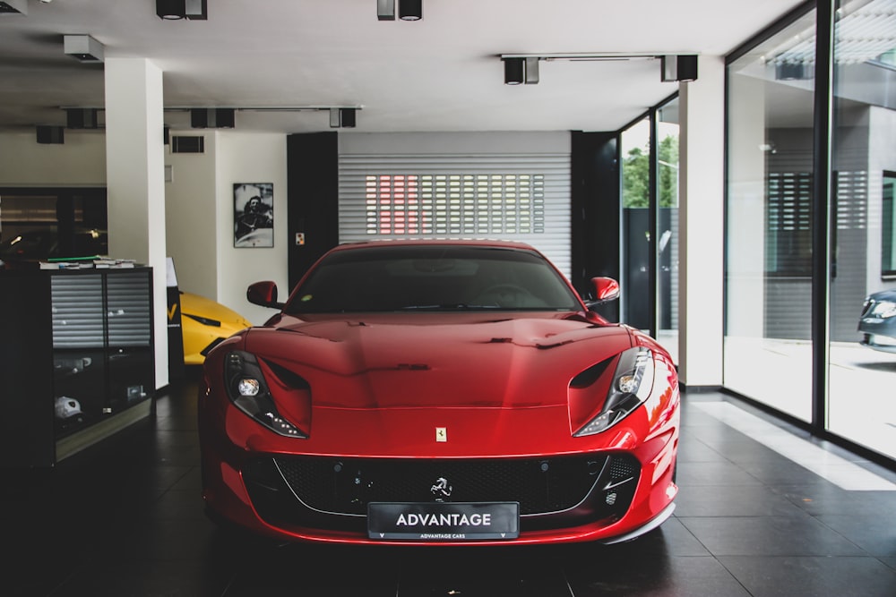 roter Ferrari auf Parkplatz im Gebäude