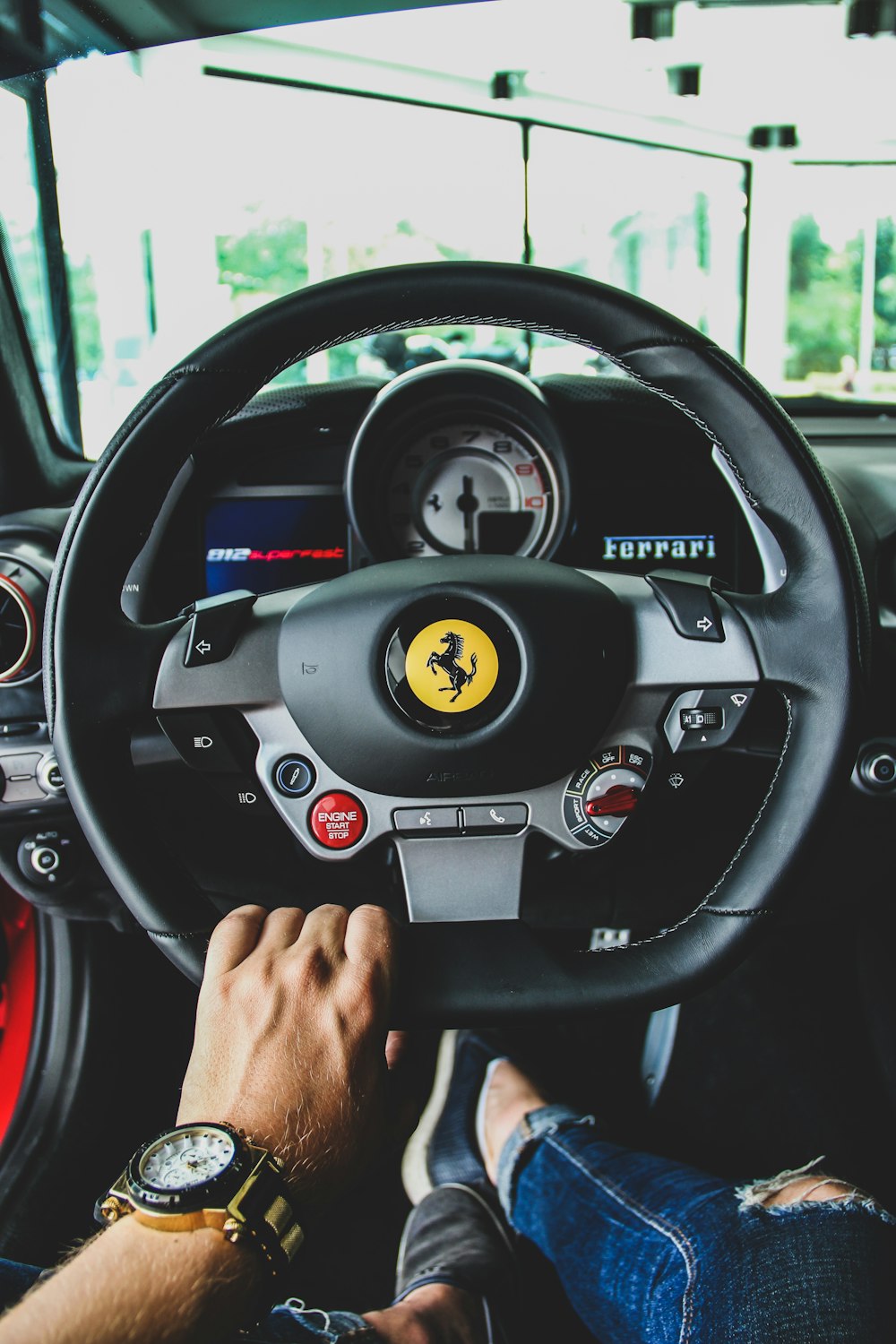 personne conduisant un véhicule Ferrari