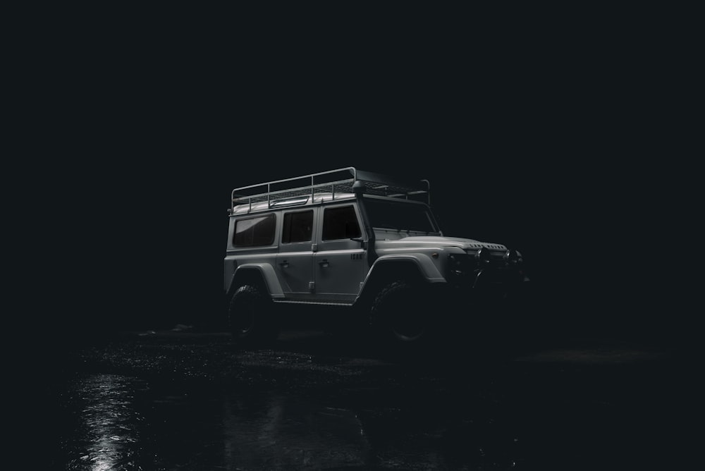 graue Mercedes-Benz G-Klasse bei Nacht