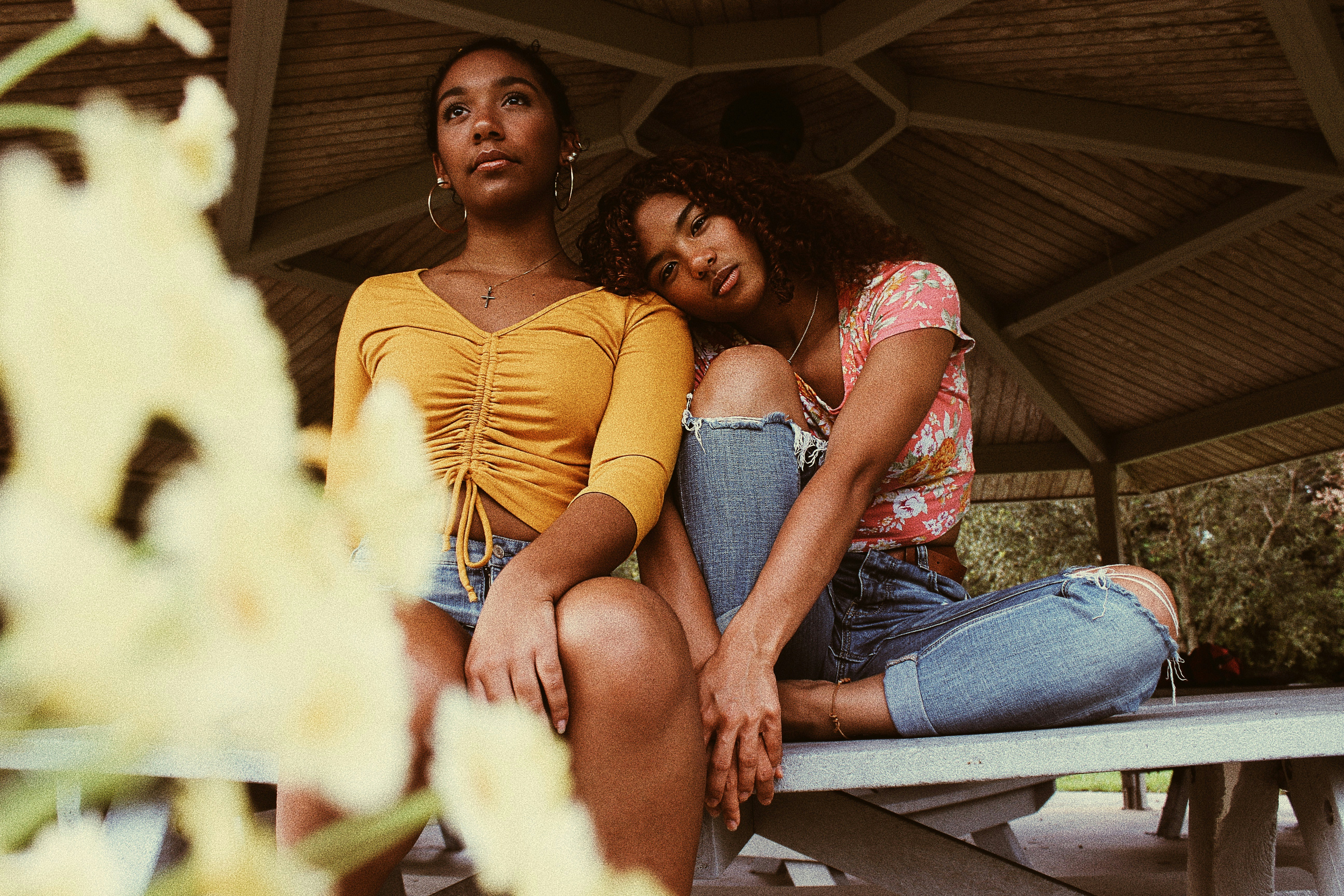 woman wearing yellow long-sleeved sirt