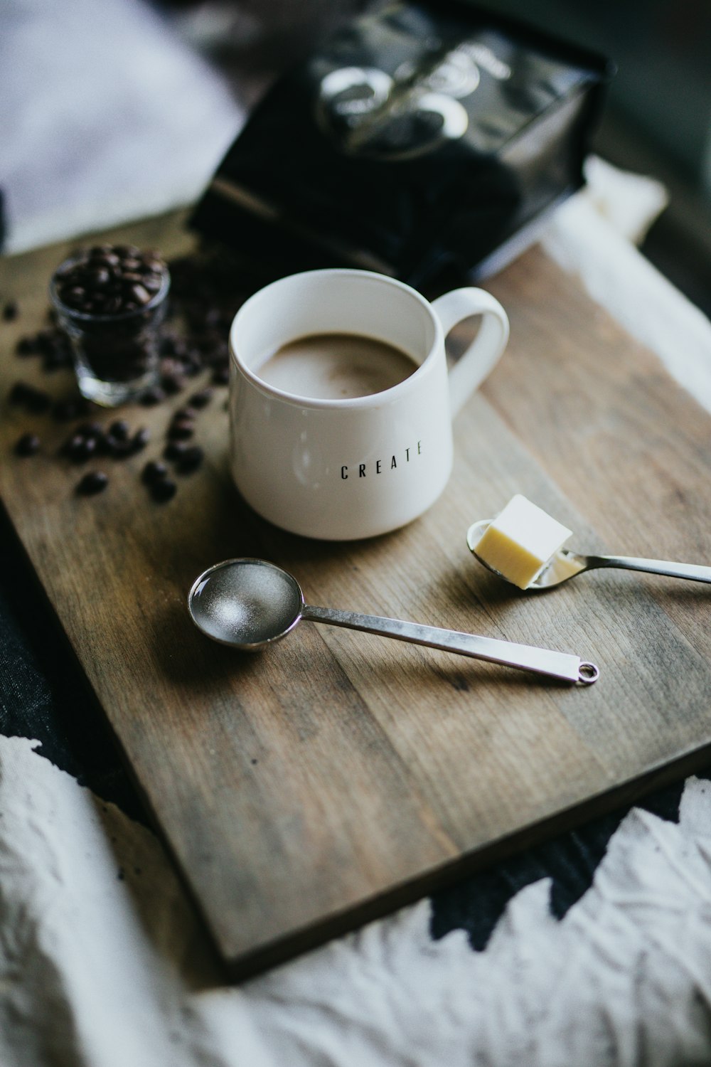 Tasse Kaffee auf braunem Holztablett