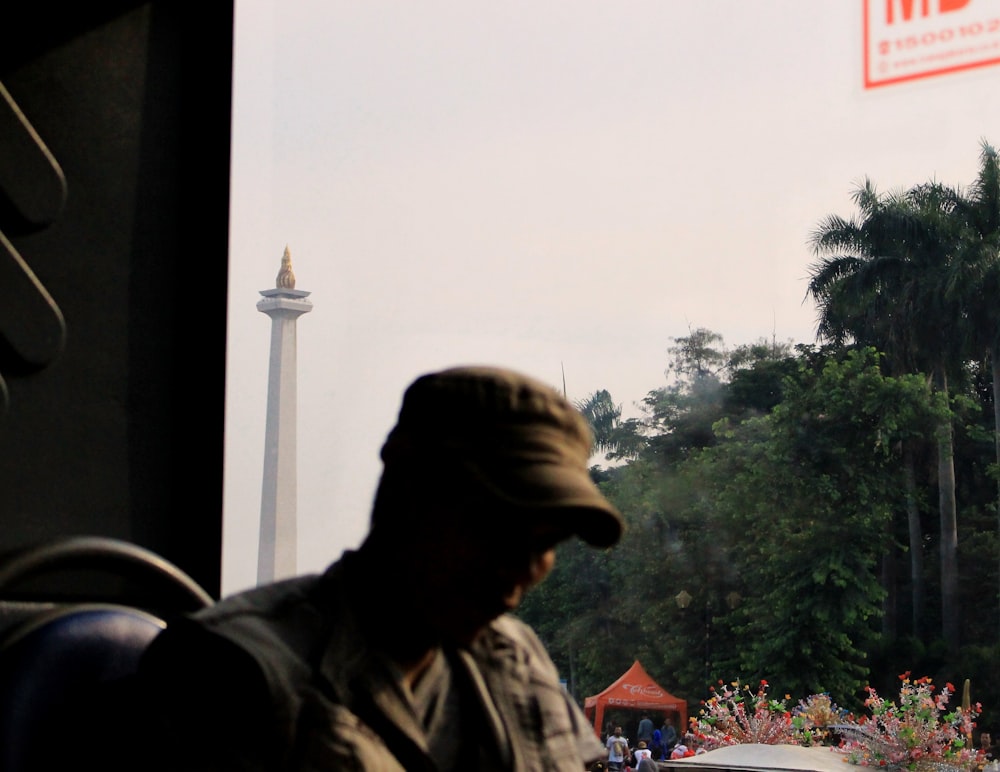 Hombre con gorra marrón ajustada durante el día